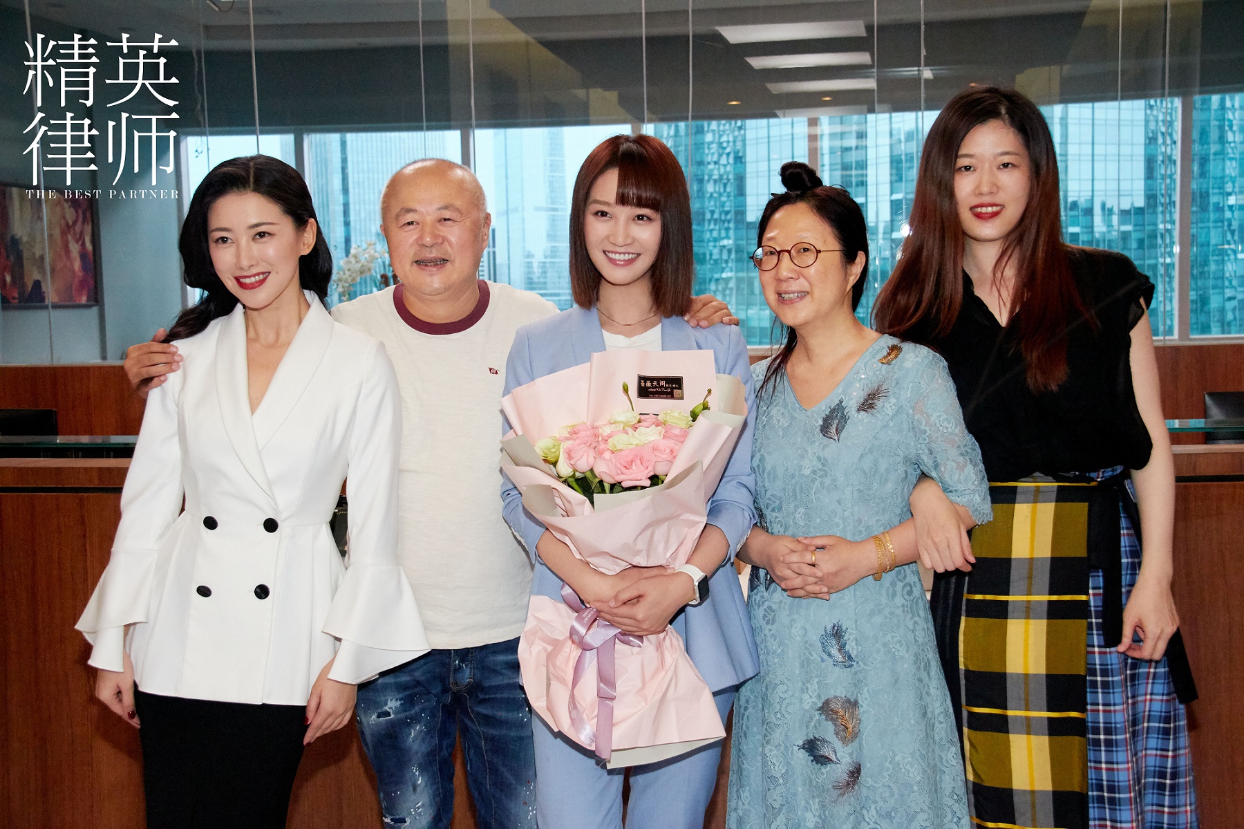 2.蓝盈莹杀青合影.jpg 2.蓝盈莹杀青合影.jpg