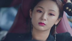 杨紫霸道女总裁造型上热搜 网友夸赞:又飒又美