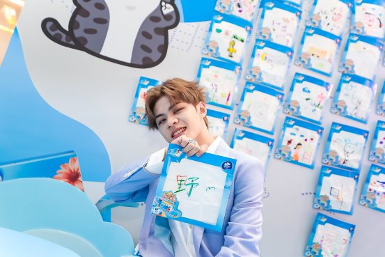 图片包含 人员, 室内
描述已自动生成