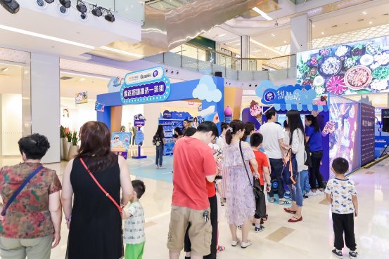 图片包含 天花板, 室内, 人员, 地板
描述已自动生成