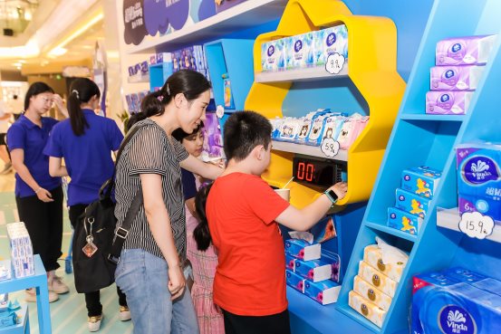 图片包含 人员, 室内, 人物
描述已自动生成