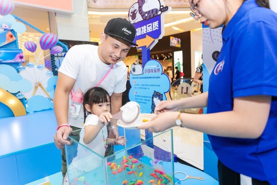 图片包含 人员, 孩子, 男孩, 站立
描述已自动生成