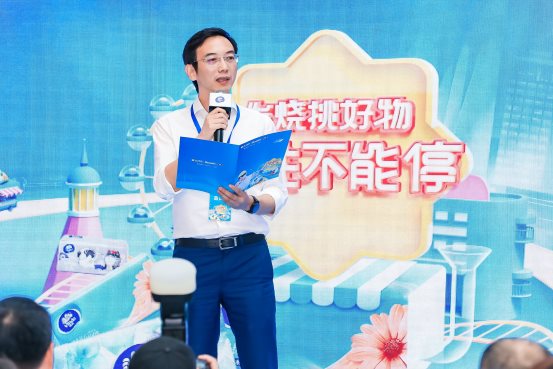 图片包含 人员, 室内, 餐桌, 蛋糕
描述已自动生成