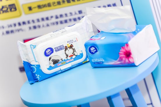 图片包含 室内, 餐桌, 杯子
描述已自动生成